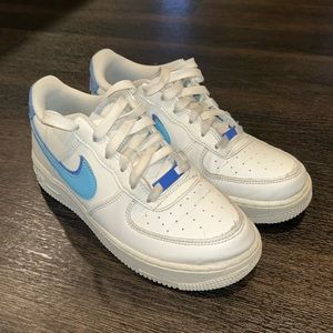 Nike Air Force 1 LV8 Blue. just as new! size 6.5Y/8W